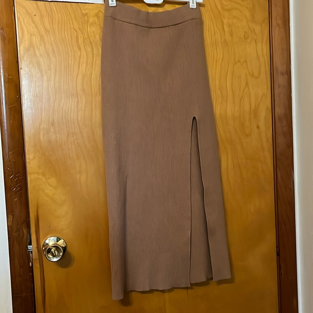 Knee length skirt with slit